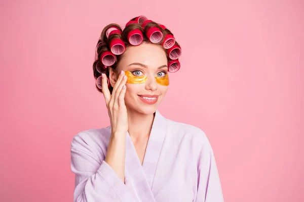 Detail portrét atraktivní osoby dotek pod oční vak izolované na pastelové růžové pozadí — Stock fotografie