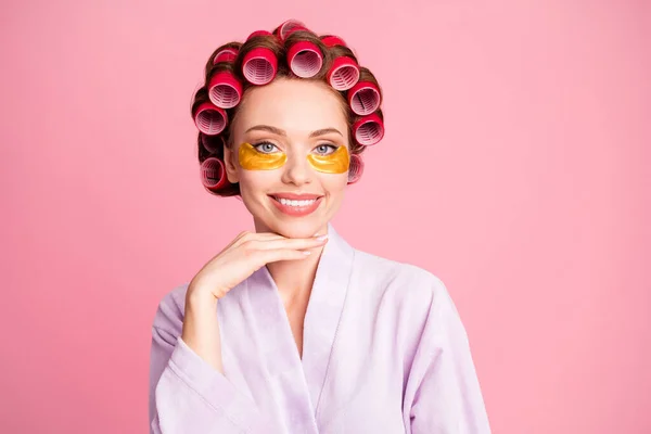 Retrato de encantado adorável jovem senhora braço sob queixo mostrar resultado isolado no fundo cor de rosa — Fotografia de Stock