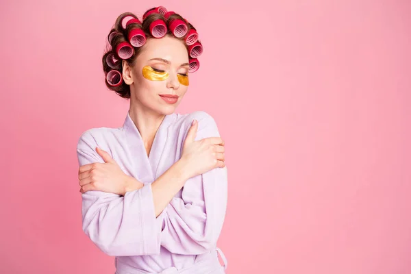 Foto de atraente senhora abraços ombros olhos fechados desfrutando de perfeição isolada no fundo cor-de-rosa — Fotografia de Stock