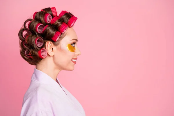 Perfil de perto foto de cara bonita pessoa tem encrespadores de cabelo sob olhos almofadas isoladas no fundo cor-de-rosa pastel — Fotografia de Stock