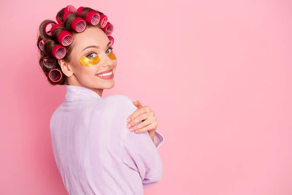 Foto de muito agradável senhora abraços ombro tem sob almofadas de olho isolado no fundo cor-de-rosa pastel — Fotografia de Stock