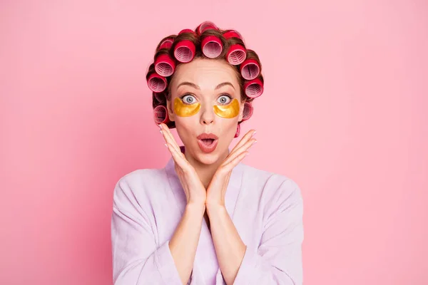 Foto de impressionado pessoa sem palavras boca aberta braços sob o rosto isolado no fundo cor-de-rosa pastel — Fotografia de Stock