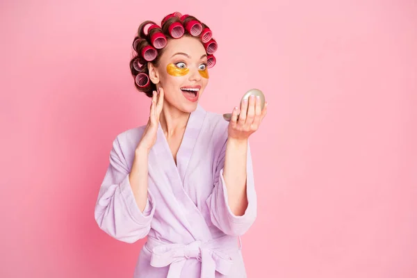 Foto de pessoa impressionada em choque olhar espelho braço toque bochecha boca aberta isolada no fundo cor-de-rosa pastel — Fotografia de Stock