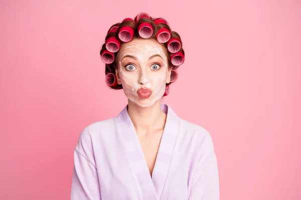 Gros plan portrait de belle jolie dame ont crème visage masque baiser lèvres isolées sur fond rose pastel — Photo