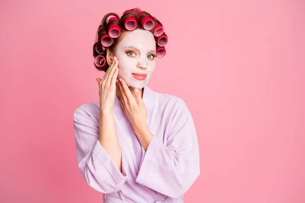 Foto de adorável satisfeito senhora toque rosto máscara cosmética verificar efeito isolado no fundo cor-de-rosa — Fotografia de Stock