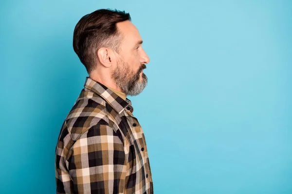 Photo de profil de barbu auto-assuré homme look vide espace porter chemise à carreaux isolé fond bleu — Photo