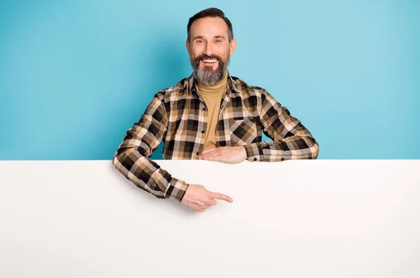 Foto del hombre indica dedo blanco pared espacio vacío desgaste camisa a cuadros cuello alto aislado fondo azul —  Fotos de Stock