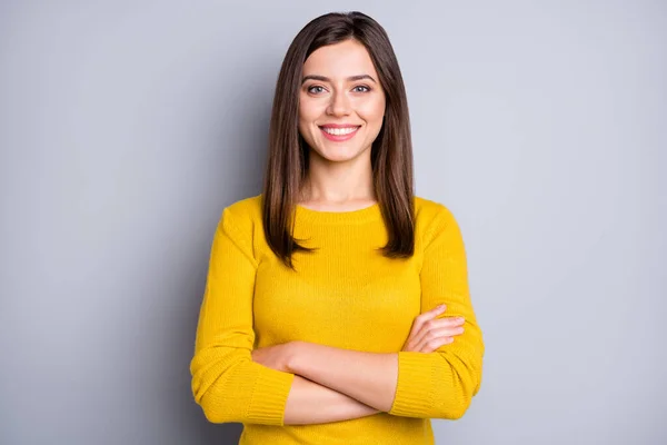 Foto de joven feliz alegre chica sonriente positiva con las manos cruzadas desgaste jersey amarillo aislado sobre fondo de color gris — Foto de Stock