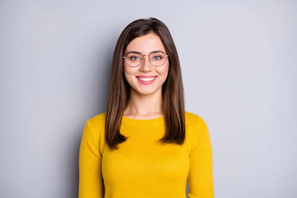 Portret van aantrekkelijke vrolijke inhoud meisje dragen specs gele trui geïsoleerd over grijze kleur achtergrond — Stockfoto