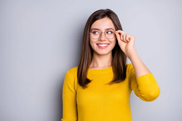 Retrato de menina inteligente alegre atraente tocando especificações olhando para o lado espaço de cópia isolado sobre fundo de cor cinza — Fotografia de Stock