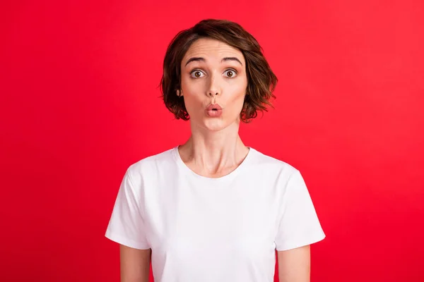 Porträtt av attraktiva förvånad flicka nyhet reaktion pout läppar stupor isolerad över ljus röd färg bakgrund — Stockfoto