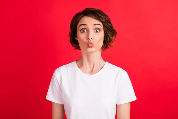 Retrato de menina engraçado atraente enviando beijo de ar isolado sobre fundo de cor vermelha brilhante — Fotografia de Stock