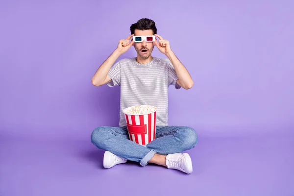 Photo of guy hold popcorn bucket open mouth wear 3d specs t-shirt jeans sneakers isolated purple background — Stock Photo, Image