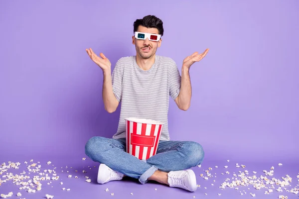 Photo de l'homme tenir boîte pop-corn sale plancher haussement d'épaules usure 3d specs blanc t-shirt jeans baskets isolé violet fond — Photo