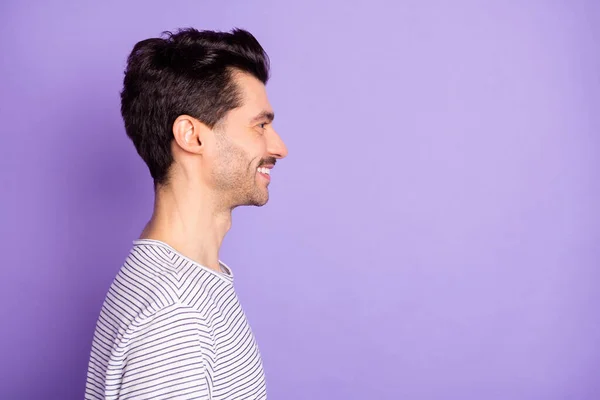Profil zdjęcie wesoły przystojny młody człowiek patrzeć puste miejsce zęby uśmiech nosić biały t-shirt odizolowany fioletowy tło — Zdjęcie stockowe
