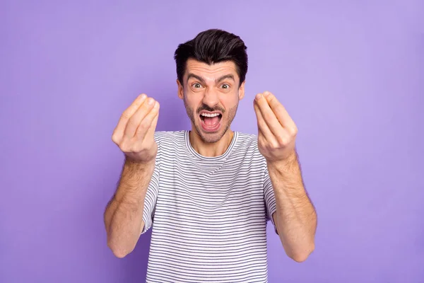 Foto de tipo agresivo enojado mantenga los dedos abiertos boca gritar desgaste rayas camiseta aislado fondo púrpura — Foto de Stock