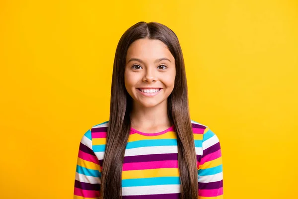 Foto de encantador menina pequena sorriso olhar câmera desgaste camisa listrada isolado cor amarela fundo — Fotografia de Stock