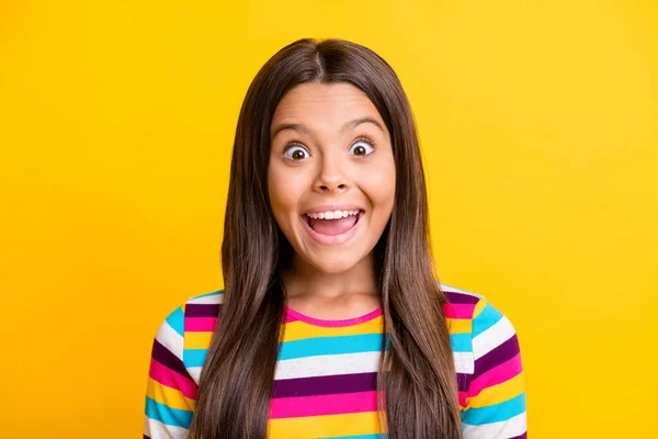 Foto da menina bonito rosto animado boca aberta usar camisa listrada isolado cor amarela fundo — Fotografia de Stock