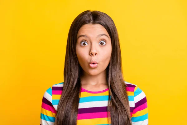 Foto de menina muito pequena expressão chocada olhando para o desgaste camisa listrada isolado cor amarela fundo — Fotografia de Stock