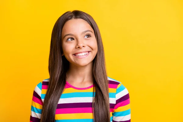 Foto da menina criativa olhar para cima espaço vazio sorriso do dente usar camisa listrada isolado cor amarela fundo — Fotografia de Stock