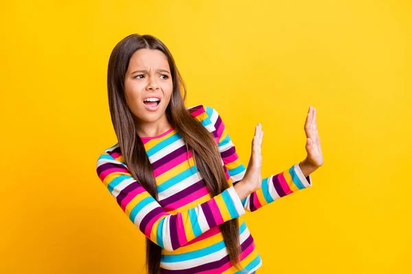 Profilfoto von kleinen angeekelten Mädchen heben zwei Arme zeigen Verleugnung tragen gestreiftes Hemd isoliert gelbe Farbe Hintergrund — Stockfoto