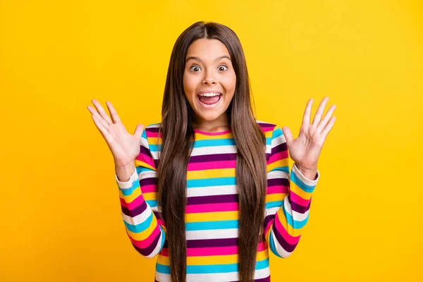 Fotografie holčičky otevřených úst zvednout dlaně bláznivý vzrušený obličej nosit pruhované tričko izolované žluté barvy pozadí — Stock fotografie
