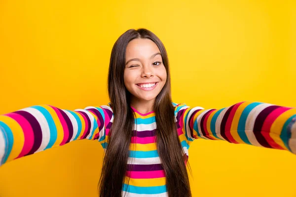 Foto de menina tirar selfie piscar fechar os olhos usar camisa listrada isolado cor amarela fundo — Fotografia de Stock