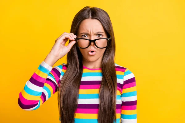 Retrato fotográfico de la colegiala quitándose las gafas malentendido usando jersey colorido aislado sobre fondo de color amarillo brillante —  Fotos de Stock