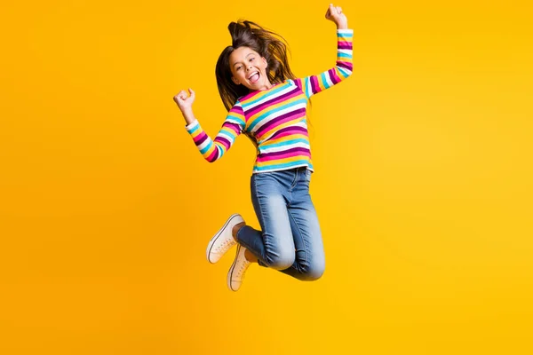 Longitud completa tamaño del cuerpo de la foto de salto feliz niña alta riendo mantener las manos arriba fondo de color amarillo vivo aislado —  Fotos de Stock