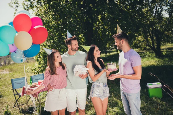 Foto de dois casais alegres celebrando festa de aniversário otdoors fora do quintal floresta campo — Fotografia de Stock