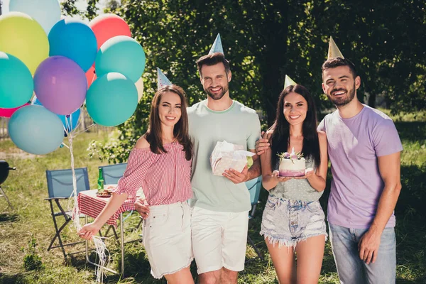 Foto de dois amigos casais doces comemorando festa de aniversário otdoors fora do quintal floresta campo — Fotografia de Stock