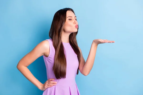 Foto ritratto di dolce fidanzata invio bacio aria con labbra imbronciate chiuso gli occhi isolati su vibrante sfondo di colore blu con copyspace — Foto Stock