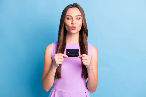 Foto porträtt av vacker flicka bär rosa klänning visar plast kreditkort skicka luft kyss isolerad på levande blå färg bakgrund — Stockfoto