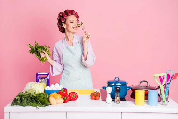 매우 긍정적 인 여성의 모습은 분홍색 배경에 분리 된 신선 한 야채가 닫힌 눈 냄새를 맡는다 — 스톡 사진