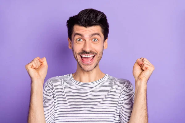 Фото щасливого схвильованого усміхненого божевільного чоловіка, який піднімає кулаки в переможному успіху, кричить ізольовано на фіолетовому кольоровому фоні — стокове фото