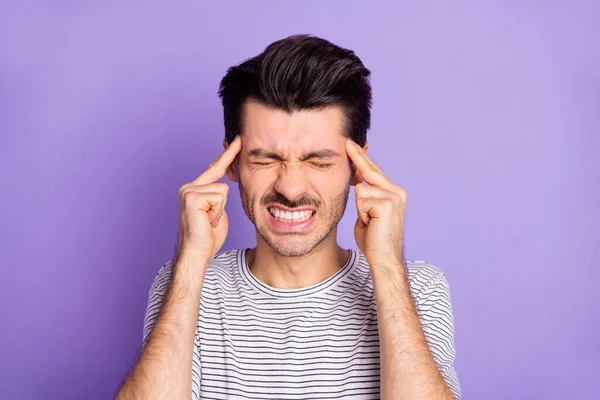 Foto de infeliz chateado humor negativo deprimido homem sofrendo dor de cabeça segurar os dedos cabeça isolada no fundo cor violeta — Fotografia de Stock