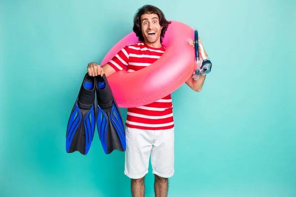 Retrato de cara bonito alegre surpreso carregando ferramentas de mergulho bóia se divertindo isolado sobre fundo de cor azul-turquesa verde brilhante — Fotografia de Stock
