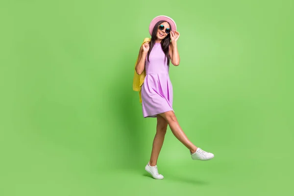 Foto de chica pasar vacaciones danza desgaste chaqueta amarilla vestido púrpura rosa headwear zapatillas aisladas de color verde fondo — Foto de Stock