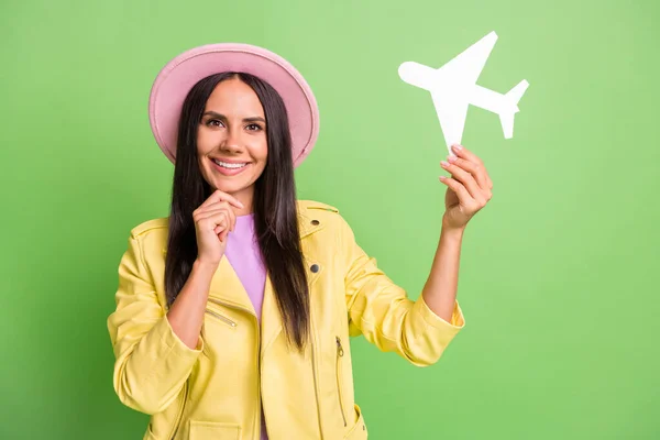 Foto retrato de mulher pensativa inteligente sorrindo pensando sobre viagem viajar em chapéu rosa isolado no fundo de cor verde brilhante — Fotografia de Stock