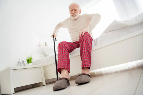 低角全景老年离退休人员不快乐、忧郁、不健康的全身像尽量靠在家里 — 图库照片