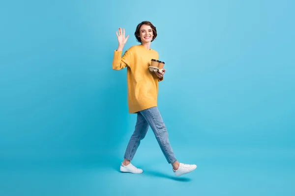 フル長いボディサイドプロフィール写真の女の子vewingとともに手維持ドリンクホルダーとともに二つの熱いコーヒー歩行絶縁上の明るい青の色の背景 — ストック写真