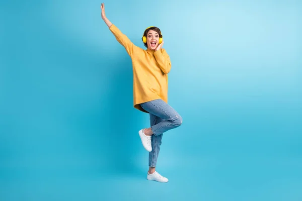 Longitud completa cuerpo tamaño lado perfil foto de niña escuchando canción disfrutando de auriculares boca abierta aislada sobre fondo de color azul brillante — Foto de Stock