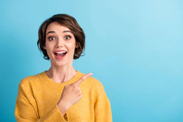 Фотопортрет удивленной студентки в свитере с пустой улыбкой на ярко-голубом фоне — стоковое фото
