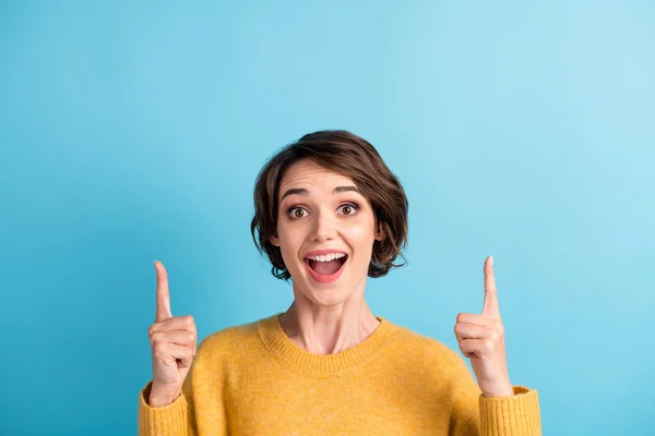 Portrait photo de fille surprise choquée avec coiffure Bob pointant vers le haut à l'espace vide avec les doigts isolés sur fond de couleur bleu vif — Photo