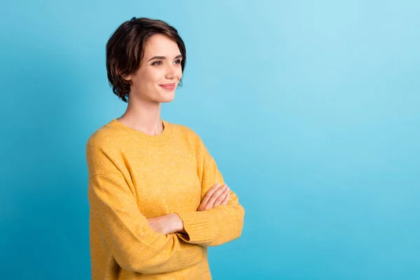 Foto portret van zelfverzekerde meisje met bob kapsel gekruiste handen kijken naar lege ruimte glimlachen geïsoleerd op helder blauwe kleur achtergrond — Stockfoto