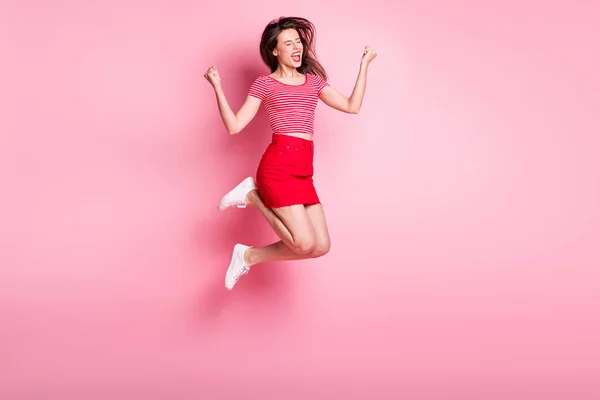 Foto de tamaño completo de la joven loca emocionada hermosa chica celebrar puños saltar volar aislado en el fondo de color rosa — Foto de Stock