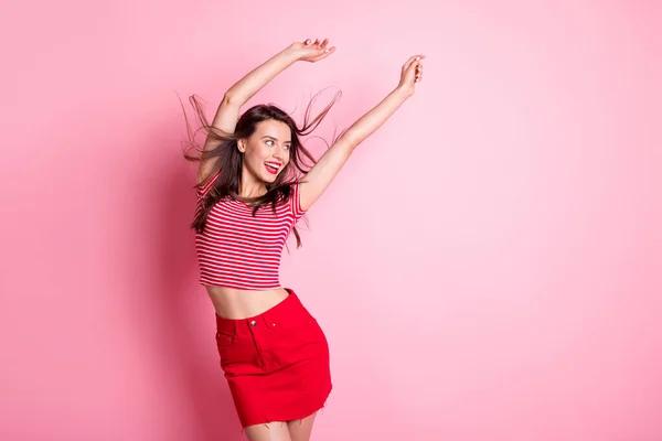 Zdjęcie młodego pięknego podekscytowanego beztroski uśmiech pozytywna dziewczyna wygląd copyspace latające włosy taniec odizolowany na różowym tle koloru — Zdjęcie stockowe