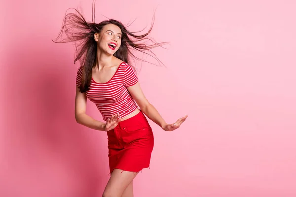 Foto de joven hermosa atractiva alegre sonriente chica positiva mirada copyspace danza aislada sobre fondo de color rosa —  Fotos de Stock