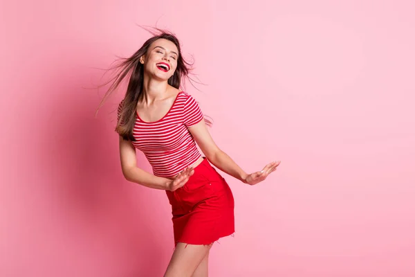 Foto von jungen attraktiven fröhlich gute Laune positive Mädchen mit rotem Lippenstift genießen Tanz isoliert auf rosa Hintergrund — Stockfoto
