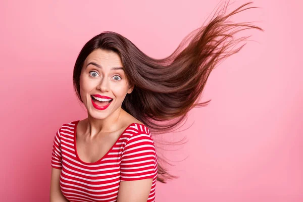 Portret młodego pięknego podekscytowany uśmiechnięty dobry nastrój dziewczyna otwarte usta latające włosy odizolowane na różowym tle koloru — Zdjęcie stockowe